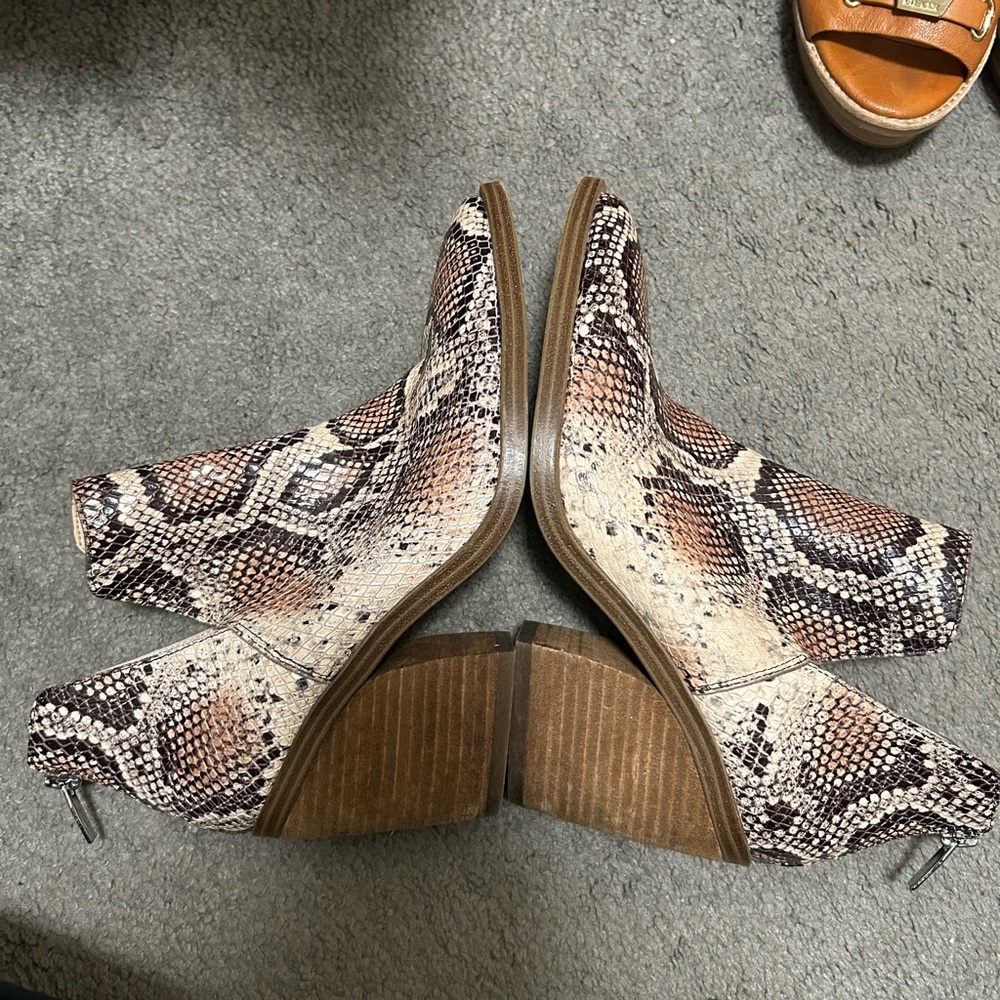 Vince Camuto Snake Skin Booties Sz8